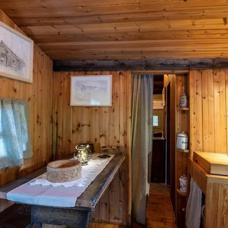 Inviting 4-bed House In Prázdninový dům Courmayeur